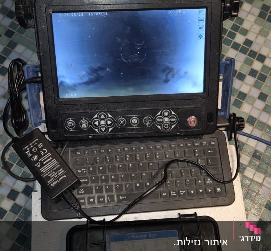 מסך תצוגה עם מצלמה לצינורות, מקלדת וכבל חשמל